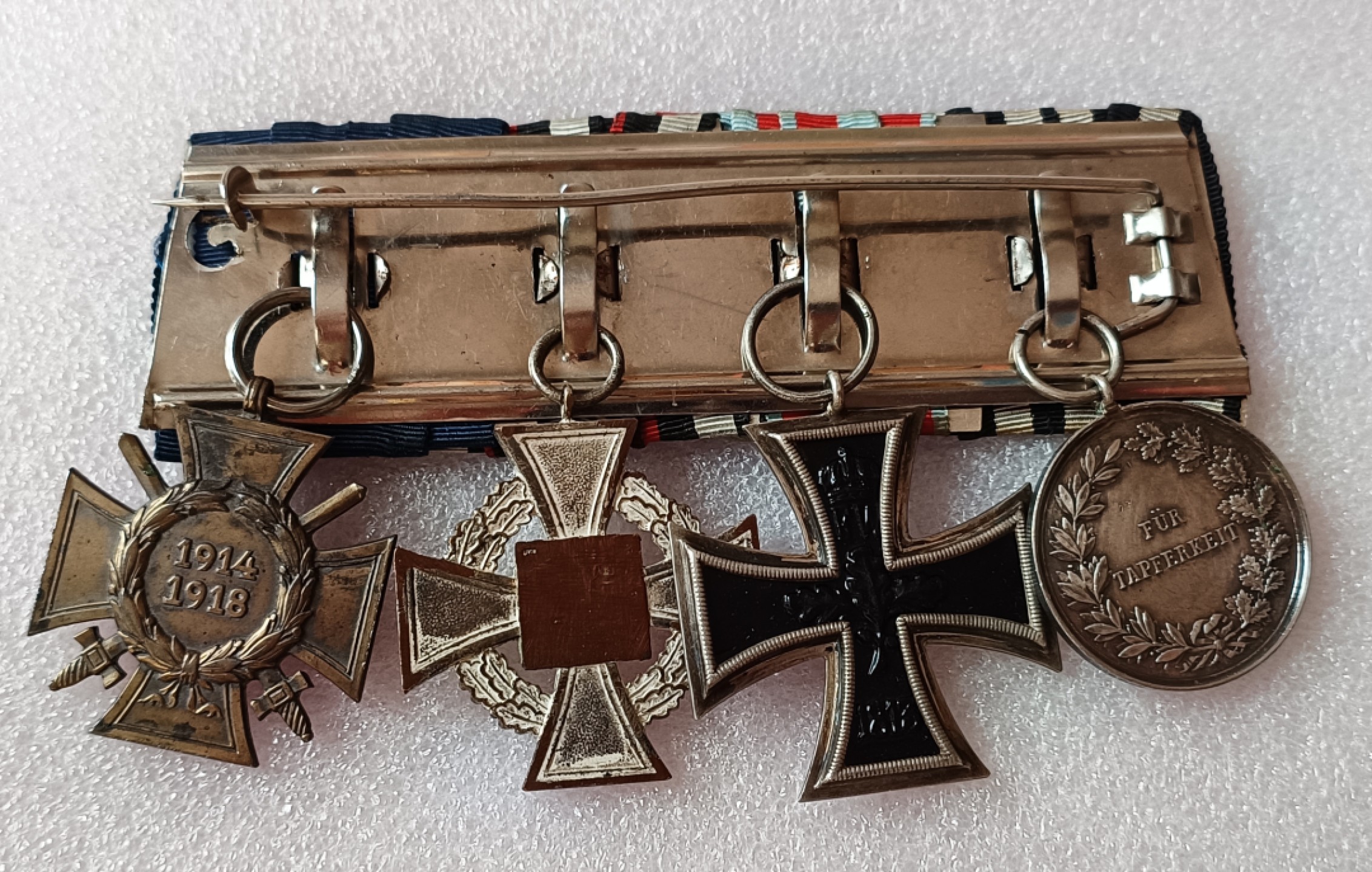 瓶子🏺第78期拍卖会 德国一战战时奖章勋章联排ko厂铁十字+黑森大公国勇敢银章+兴登堡十字+磨标公务员