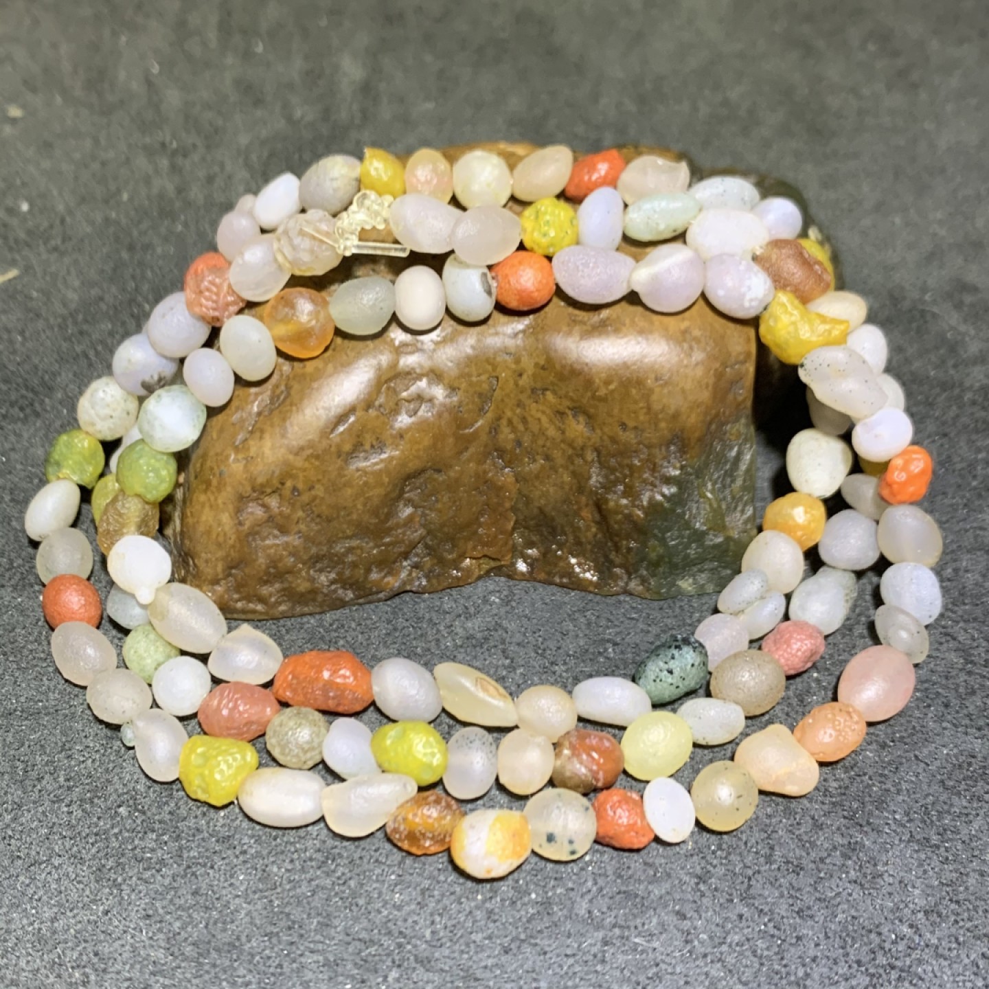 精美天然戈壁阿拉善多彩手串(手缠，项链)一条
