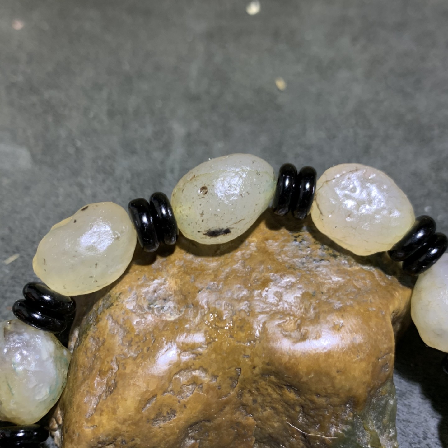 精美天然阿拉善玛瑙原石手串一条