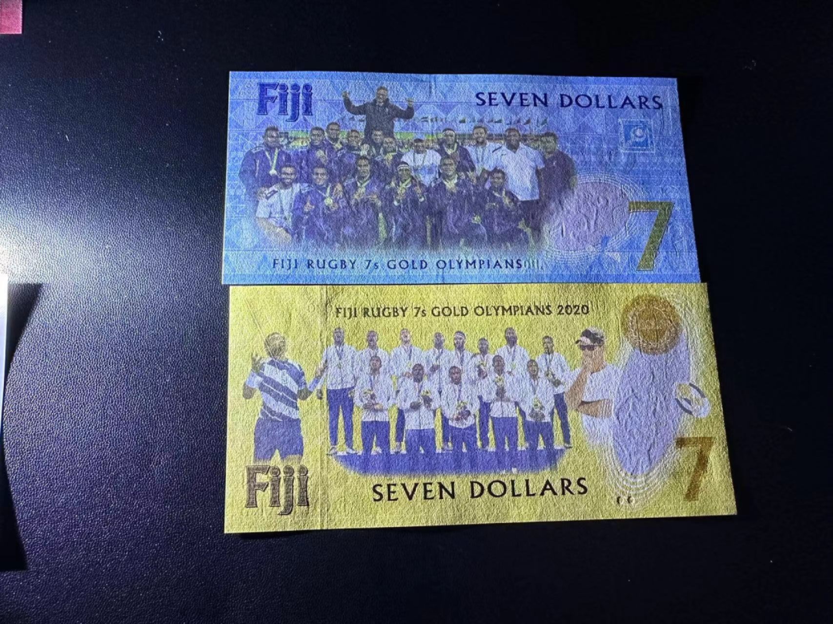 《外钞收藏家》第二百三十八期 斐济足球纪念钞 两张 全新UNC