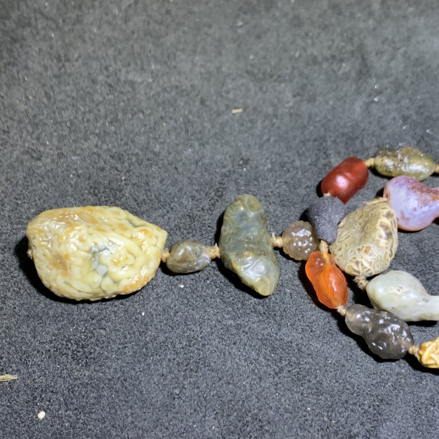 精美阿拉善罕见葫芦筋脉原石项链一条！
