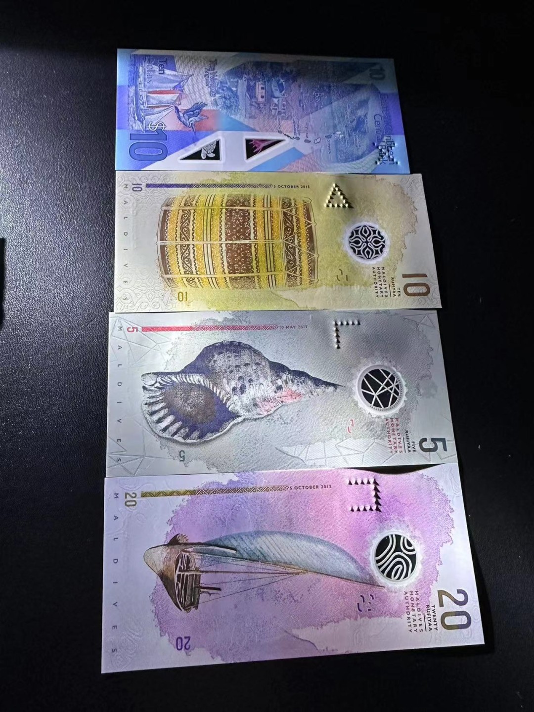 《外钞收藏家》第二百三十八期 东加勒比10加马尔代夫三张小套 全新UNC