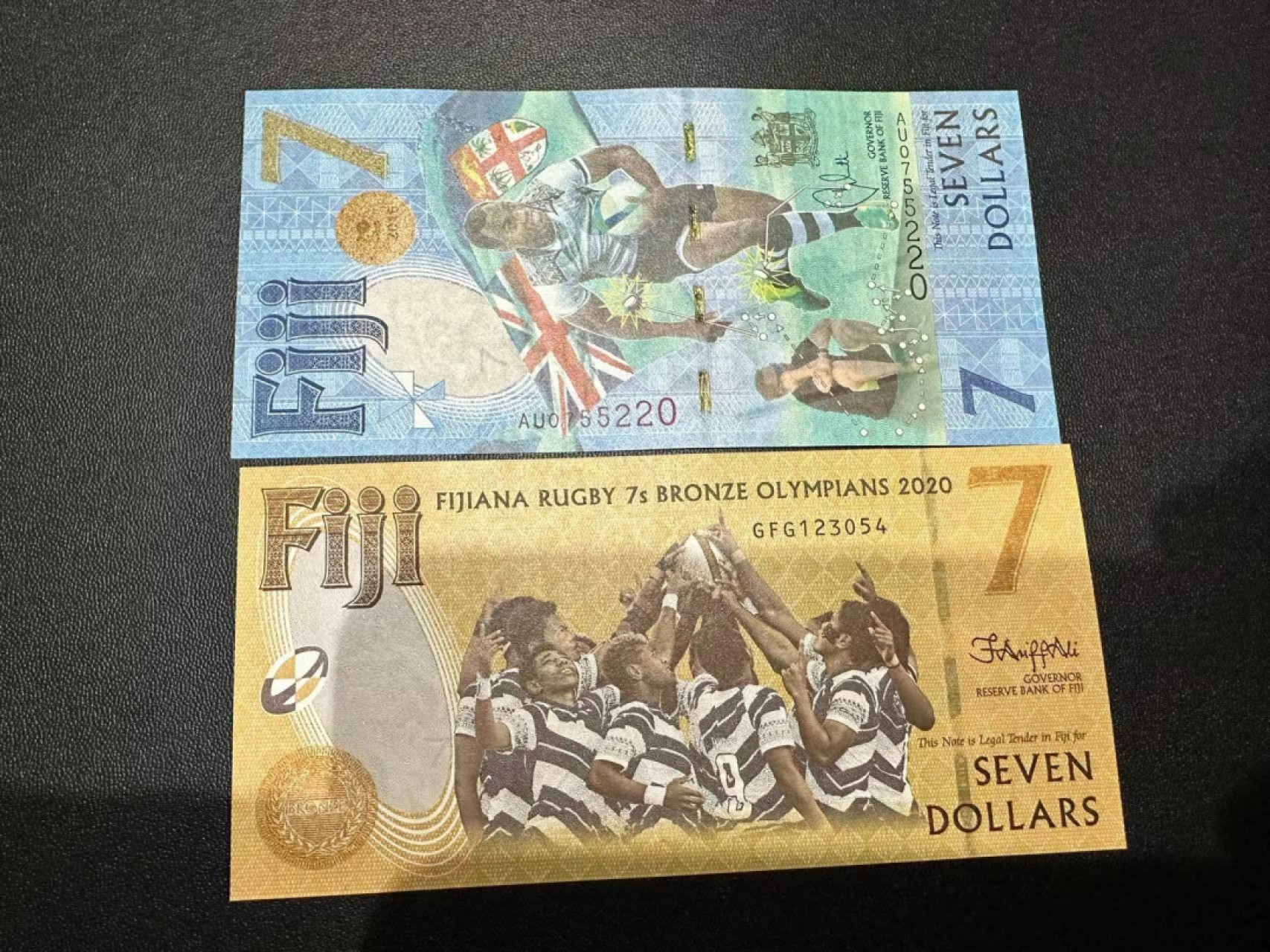 《外钞收藏家》第二百三十八期 斐济足球纪念钞 两张 全新UNC