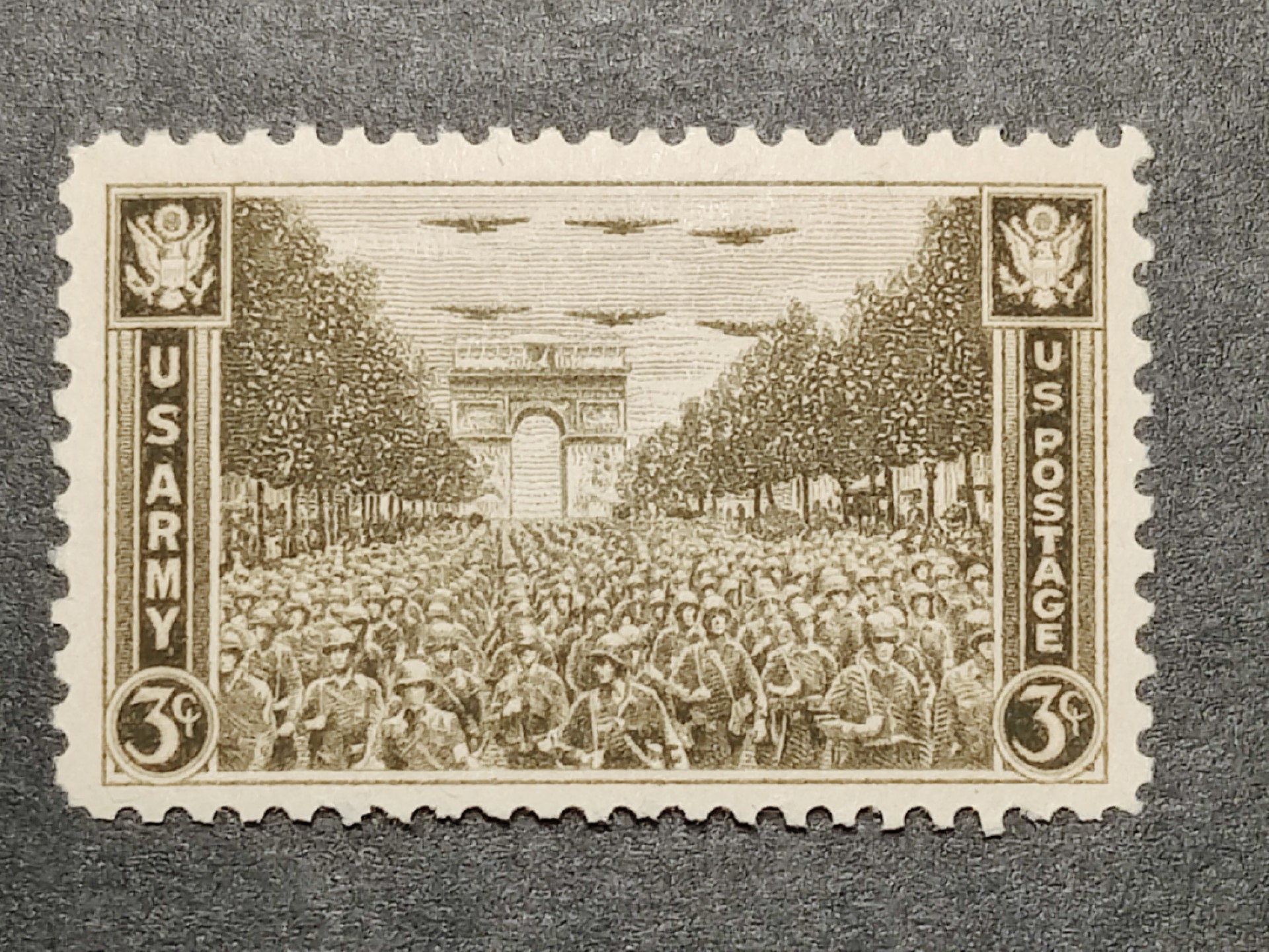 洪涛臻品批发群  精选邮票限时拍卖第一百六十九期 美国1945年 二战胜利-盟军士兵胜利会师巴黎凯旋门 1全新. 精美雕刻版,清晰的早期特有的格栅背胶,原胶润亮相当漂亮！