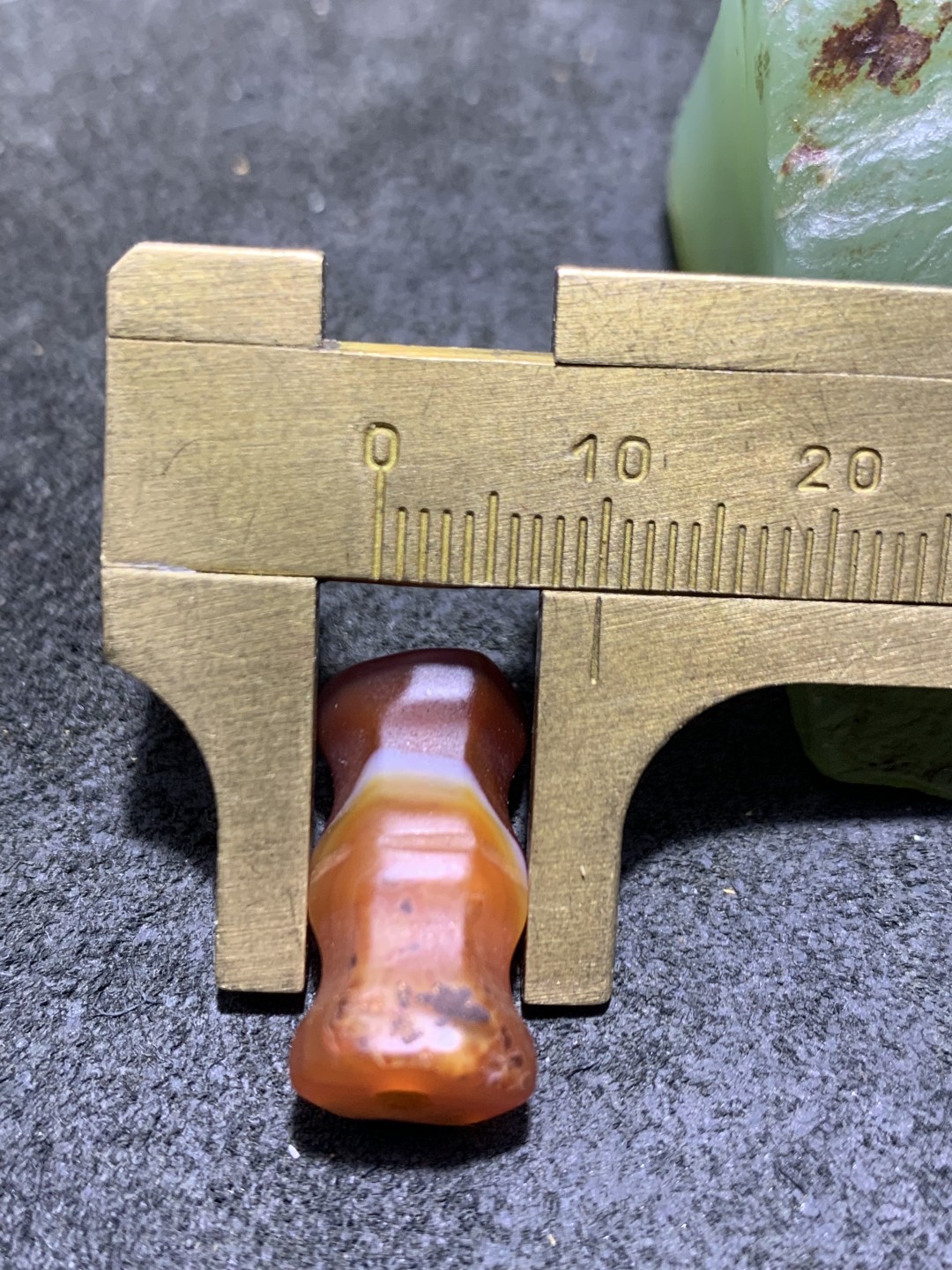 亚光高玉化缠丝玛瑙通货六棱桶珠一颗，