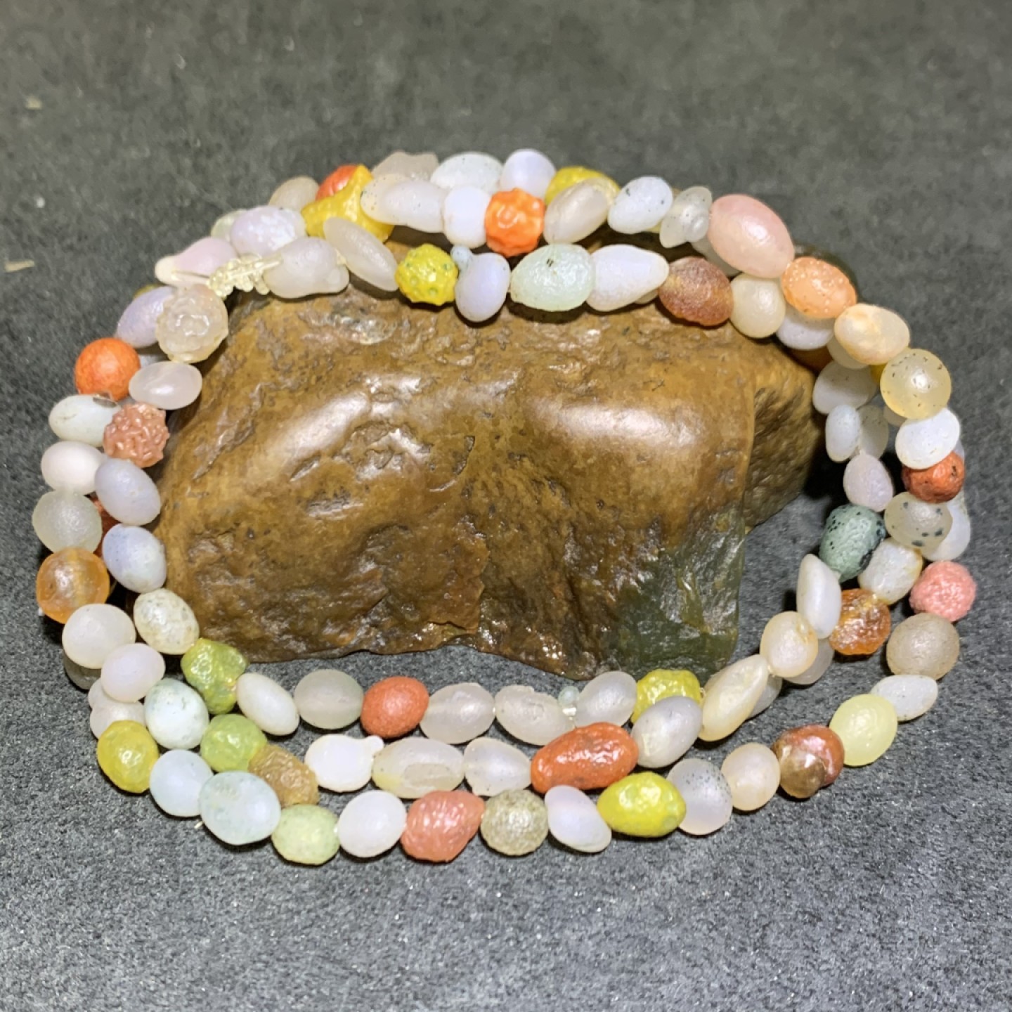 精美天然戈壁阿拉善多彩手串(手缠，项链)一条