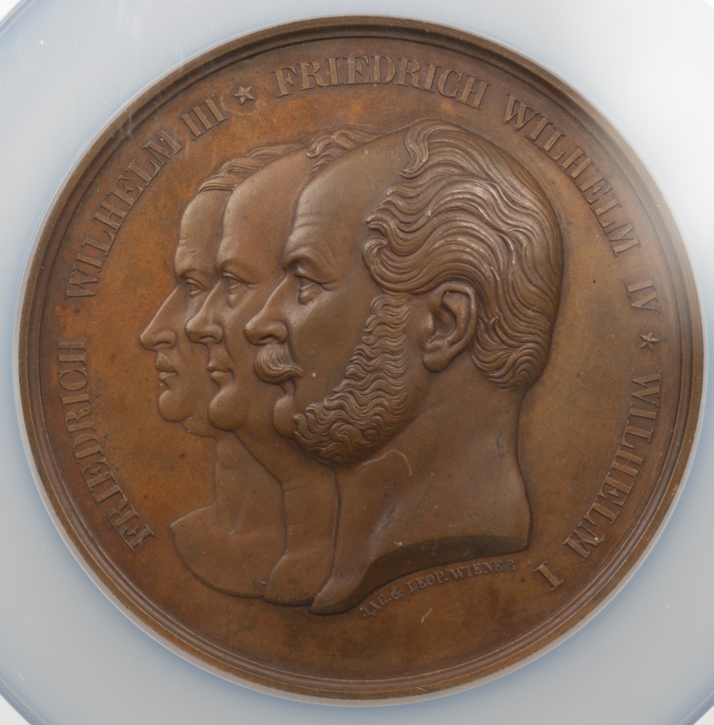 万国钱币拍卖第004期（兔年首拍） 1865年德国老三皇（普鲁士威廉三世、四世，帝国威廉一世）亚琛市政厅建成纪念大铜章，大盒装，70MM 126G