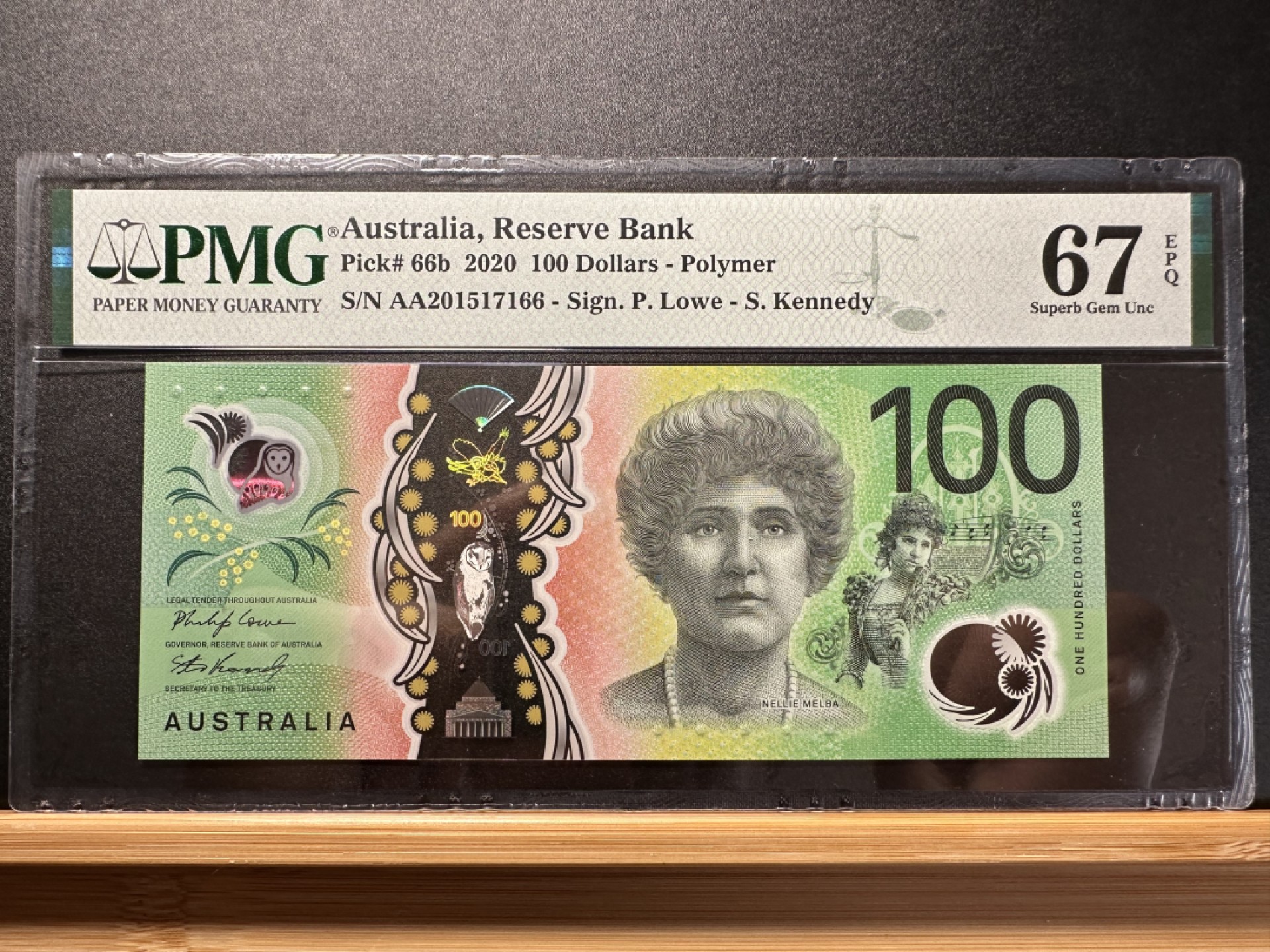 《外钞收藏家》第二百三十八期 澳大利亚2020年版100澳元塑料钞首发AA字冠PMG67E评级币l高分靓号尾66大顺