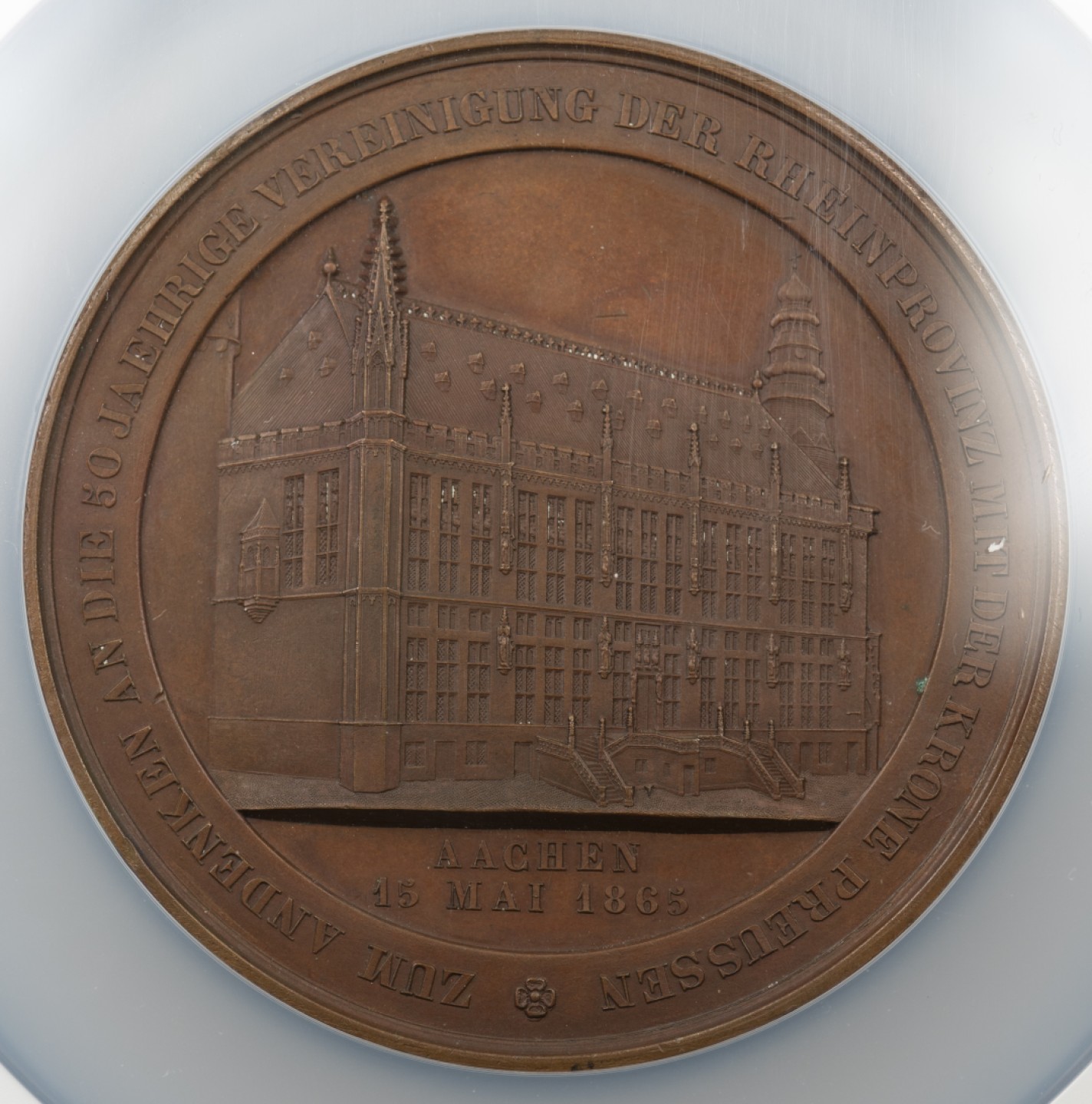 万国钱币拍卖第004期（兔年首拍） 1865年德国老三皇（普鲁士威廉三世、四世，帝国威廉一世）亚琛市政厅建成纪念大铜章，大盒装，70MM 126G