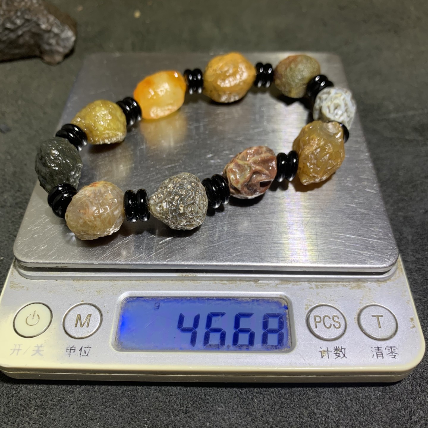 精美筋脉石老料大颗粒原石手串一条，
