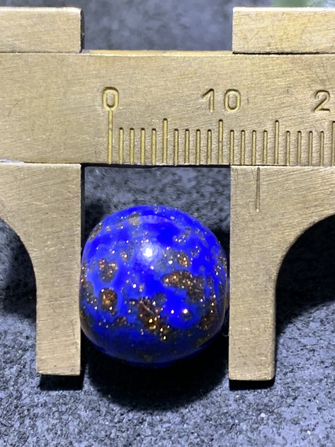 建国前后库存蘸金工艺青金蓝色琉璃苹果珠一颗，