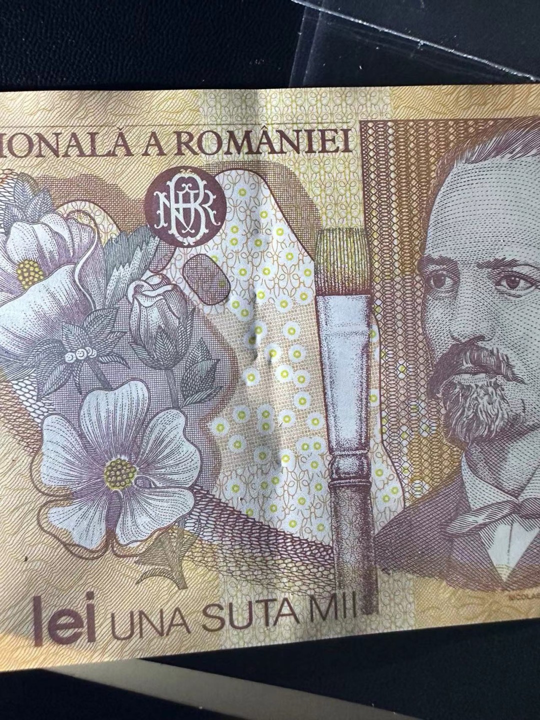 《外钞收藏家》第二百三十九期（罗马尼亚、保加利亚专场） 罗马尼亚2000/2001年1万/5万/10万列伊塑料钞，共3枚	P112-114 10万面额有瑕疵 请注意