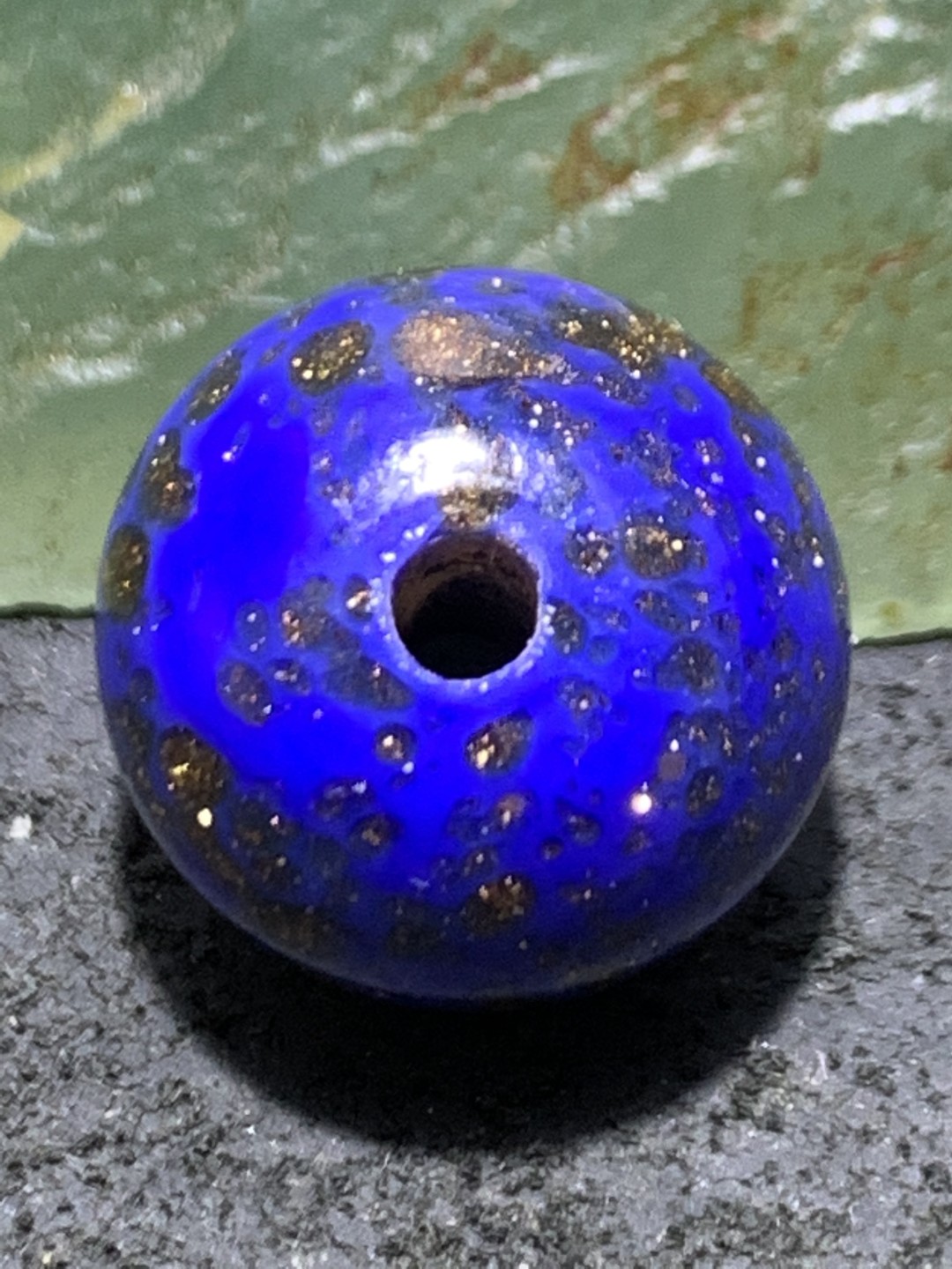 建国前后库存蘸金工艺青金蓝色琉璃苹果珠一颗，