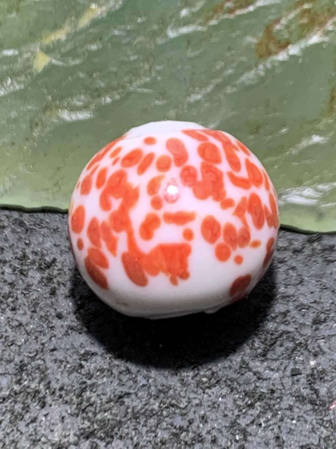 建国前后库存瓷白色蘸花工艺琉璃苹果珠一颗