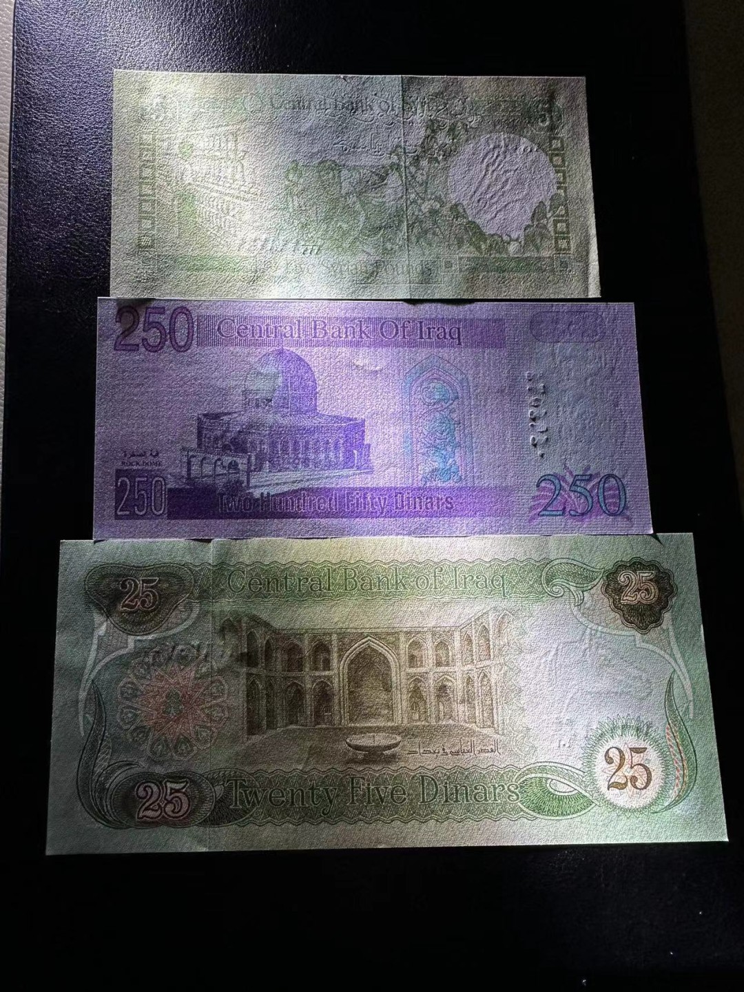 《外钞收藏家》第二百四十期（连拍第三场） 叙利亚三张一起 全新 一张角轻微压痕 如图