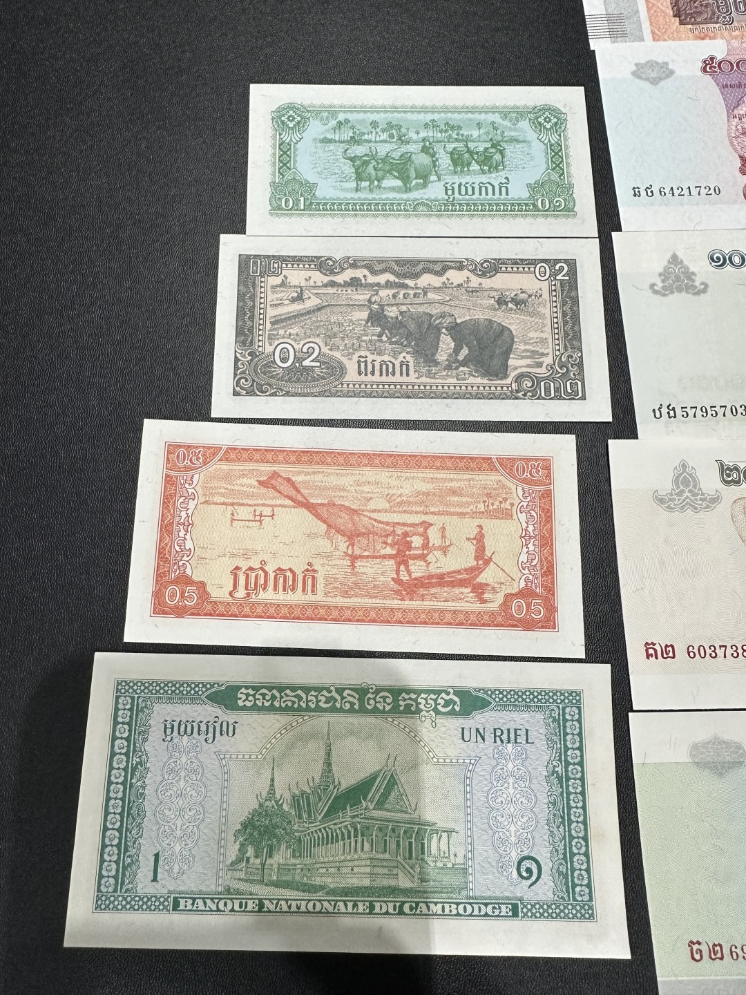 《外钞收藏家》第二百四十期（连拍第三场） 亚洲几个国家16张一起 有四张有瑕疵 其他全新