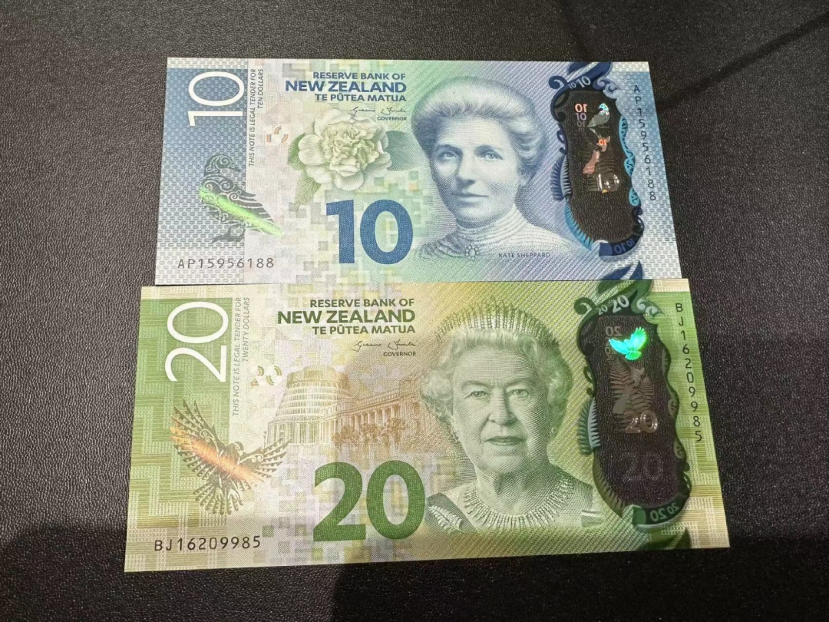 《外钞收藏家》第二百四十期（连拍第三场） 新西兰最新版10、20 全新UNC 无47 靓号