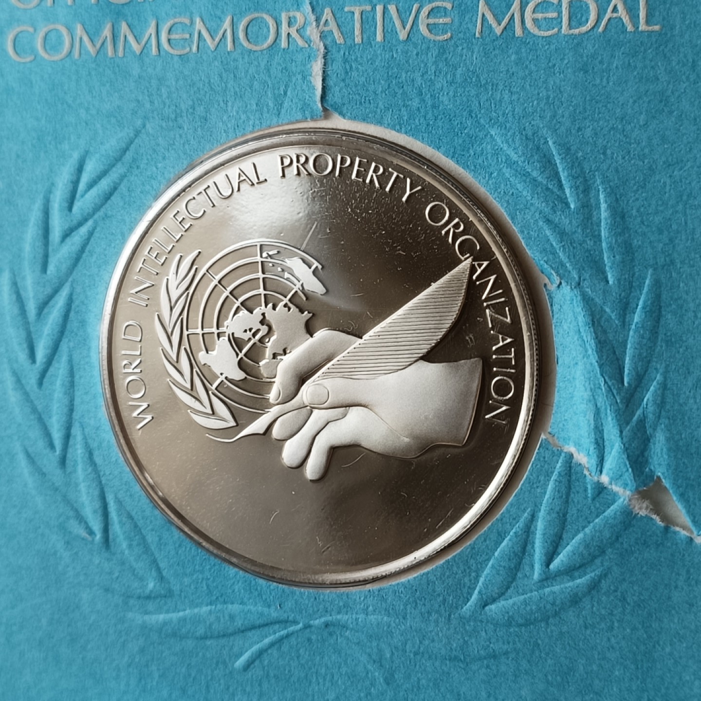 瓶子🏺第78期拍卖会 联合国1977年发行银质章原封（有破损）（1盎司）