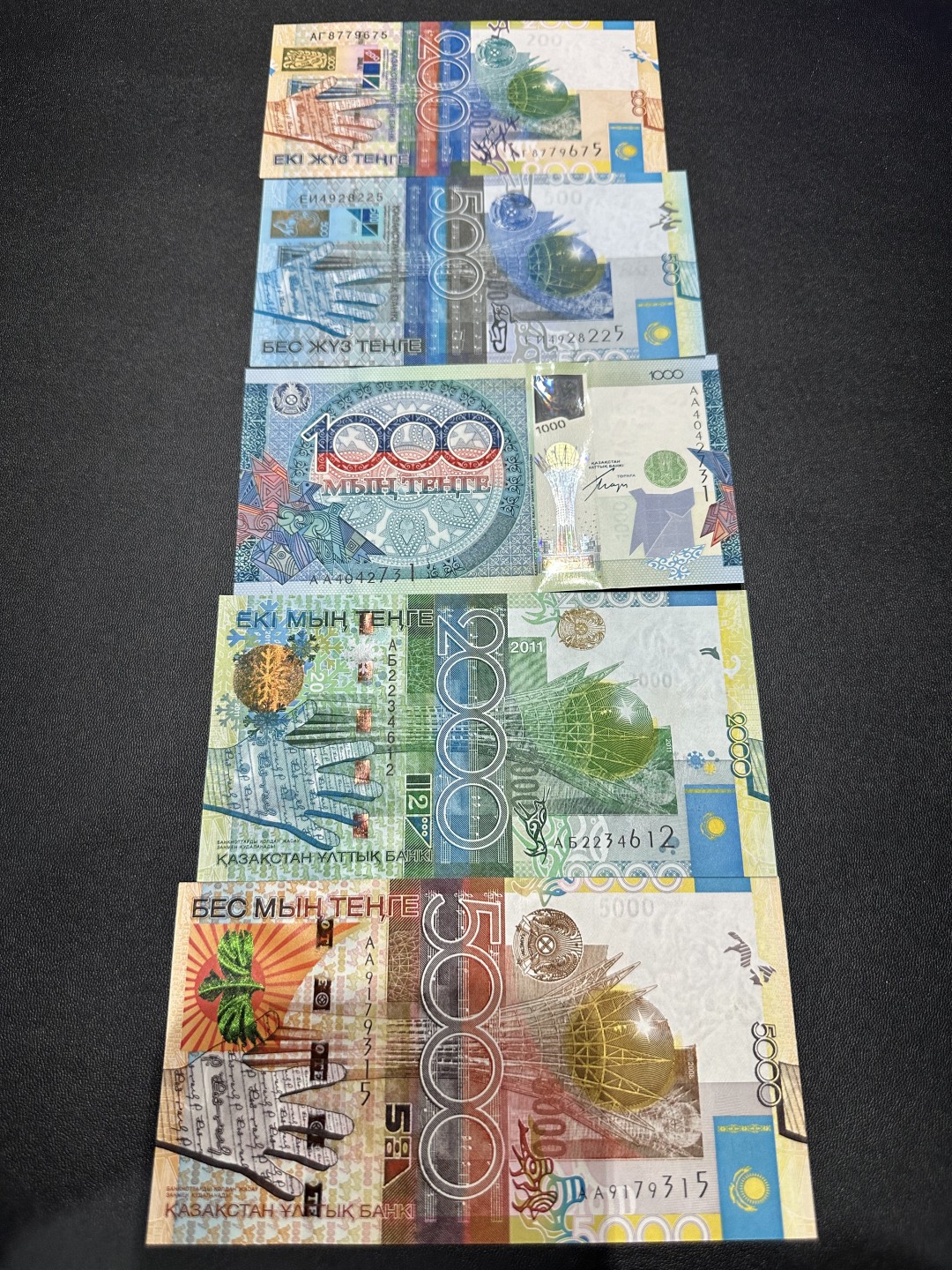 《外钞收藏家》第二百四十期（连拍第三场） 哈萨克斯坦一套5张 全新UNC