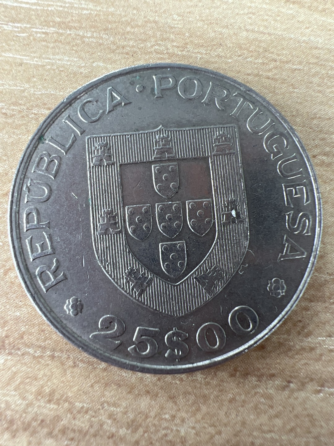 泡泡堂微拍第五十八幕硬币捡漏可累计专场👿👿，零佣金，零押金，累计满二十元包邮，接受代拍业务 葡萄牙25埃斯库多纪念币冰球
