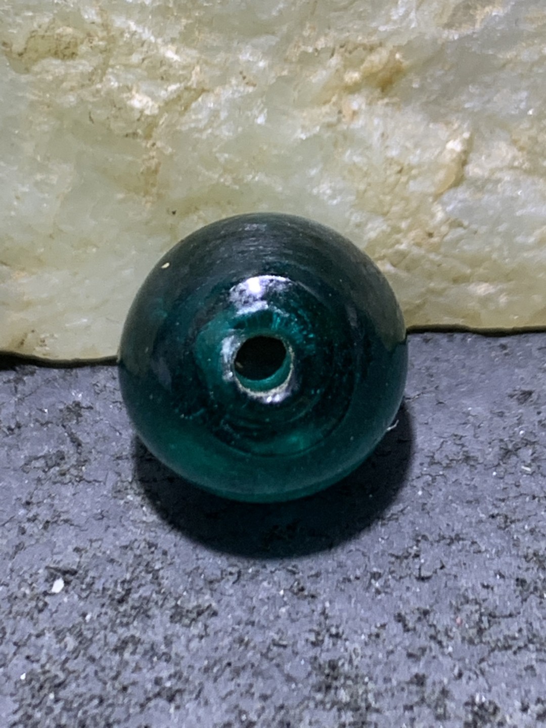 建国前后库存冰透湖蓝色琉璃苹果珠一颗，