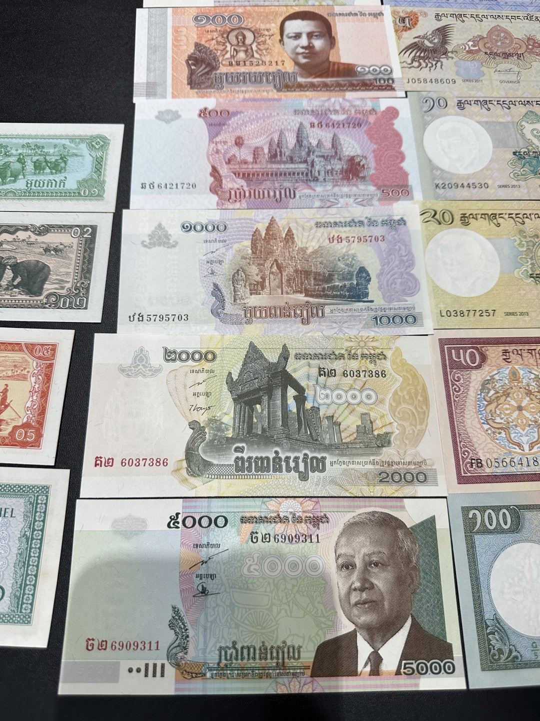 《外钞收藏家》第二百四十期（连拍第三场） 亚洲几个国家16张一起 有四张有瑕疵 其他全新