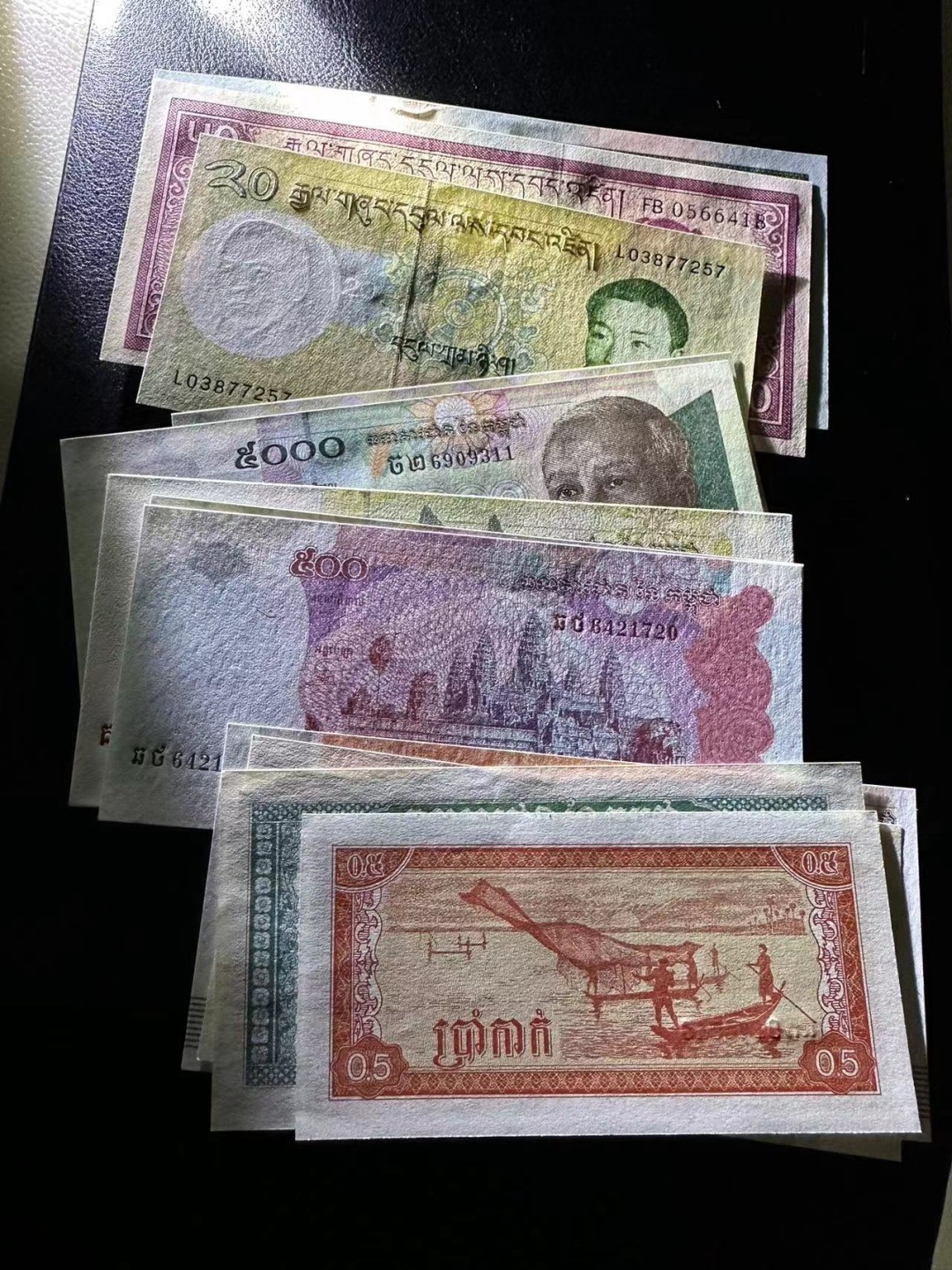 《外钞收藏家》第二百四十期（连拍第三场） 亚洲几个国家16张一起 有四张有瑕疵 其他全新