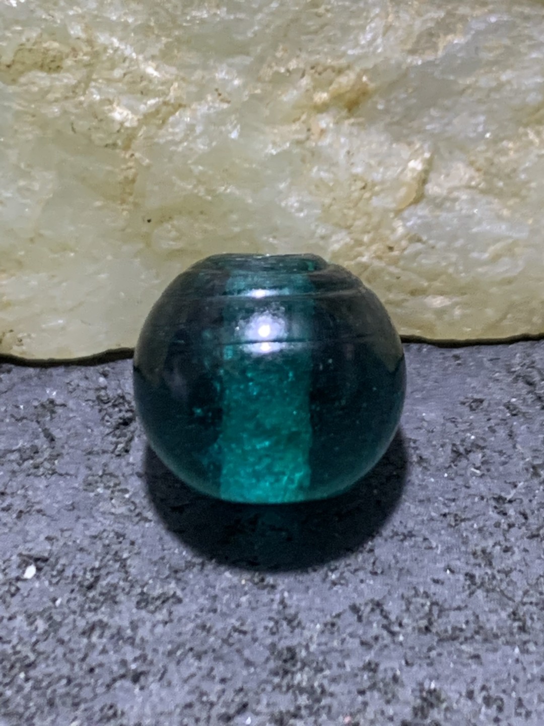 建国前后库存冰透湖蓝色琉璃苹果珠一颗，