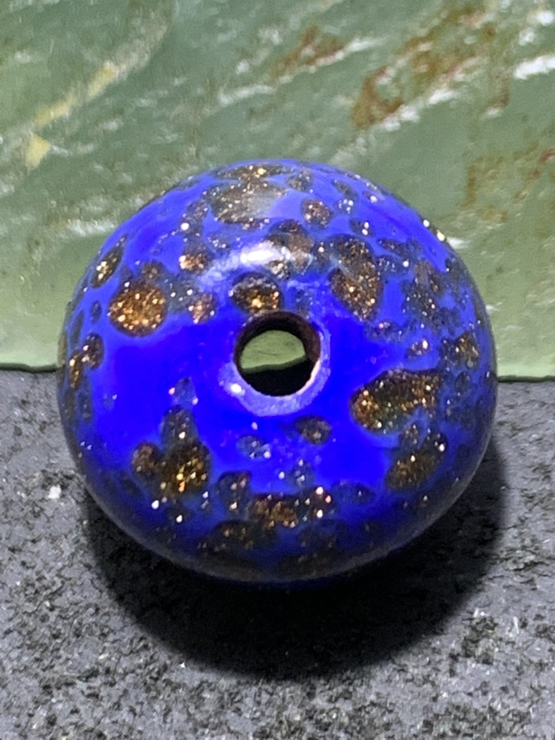 建国前后库存蘸金工艺青金蓝色琉璃苹果珠一颗，