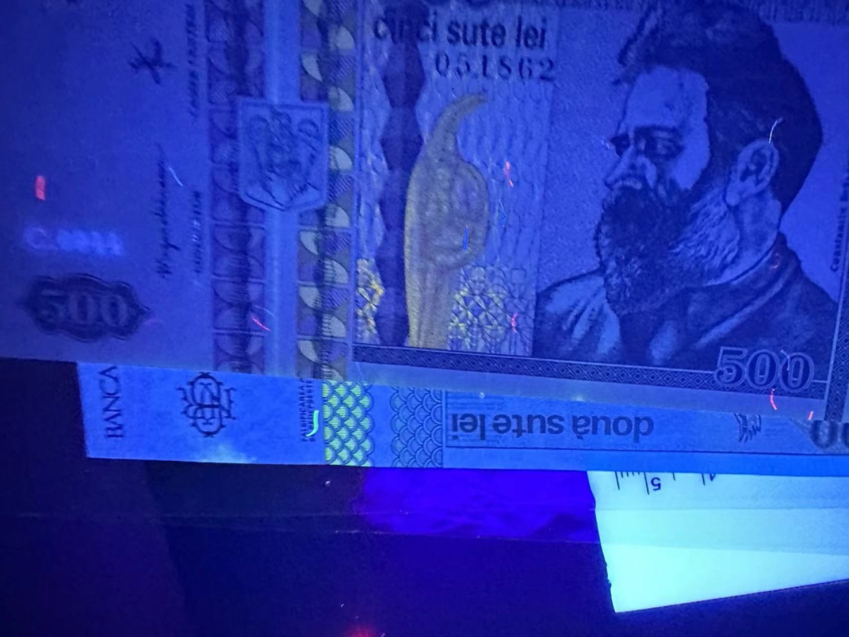 《外钞收藏家》第二百三十九期（罗马尼亚、保加利亚专场） 罗马尼亚1992年200/500列伊，共2枚	P100/101 有轻微潮 500面额AU 200全新