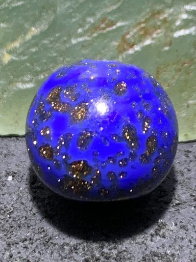 建国前后库存蘸金工艺青金蓝色琉璃苹果珠一颗， - 建国前后库存蘸金工艺青金蓝色琉璃苹果珠一颗，