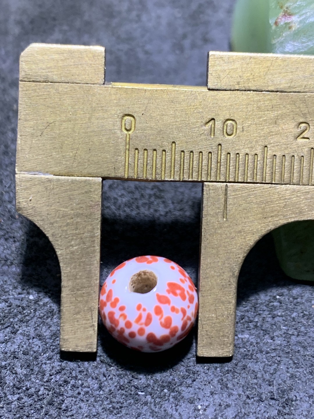 建国前后库存瓷白色蘸花工艺琉璃苹果珠一颗