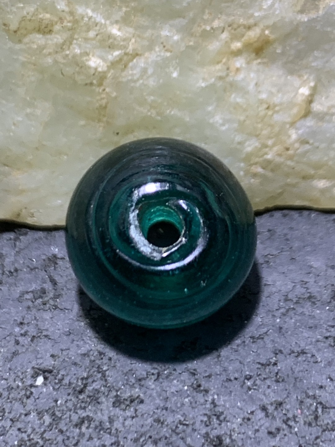 建国前后库存冰透湖蓝色琉璃苹果珠一颗，