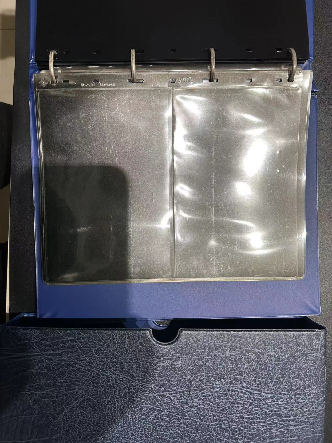 《外钞收藏家》第二百三十九期（罗马尼亚、保加利亚专场） 德国蓝色灯塔收藏册，带2格+3格透明内页+黑色分隔页（3页+27页+31页），二手 有点瑕疵 参考图片