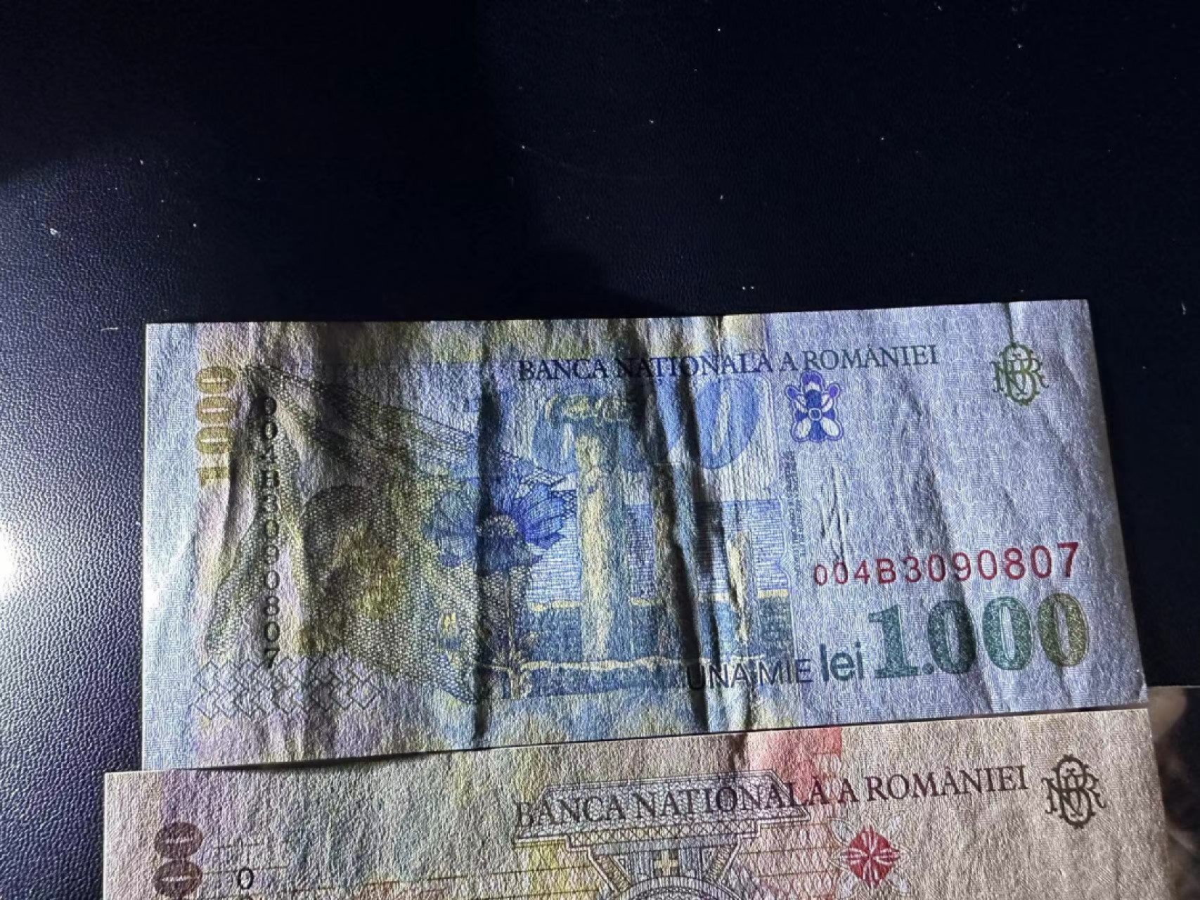 《外钞收藏家》第二百三十九期（罗马尼亚、保加利亚专场） 罗马尼亚1998/1999年1000/5000/1万列伊，共3枚	P106-108 100面额有折 其他全新