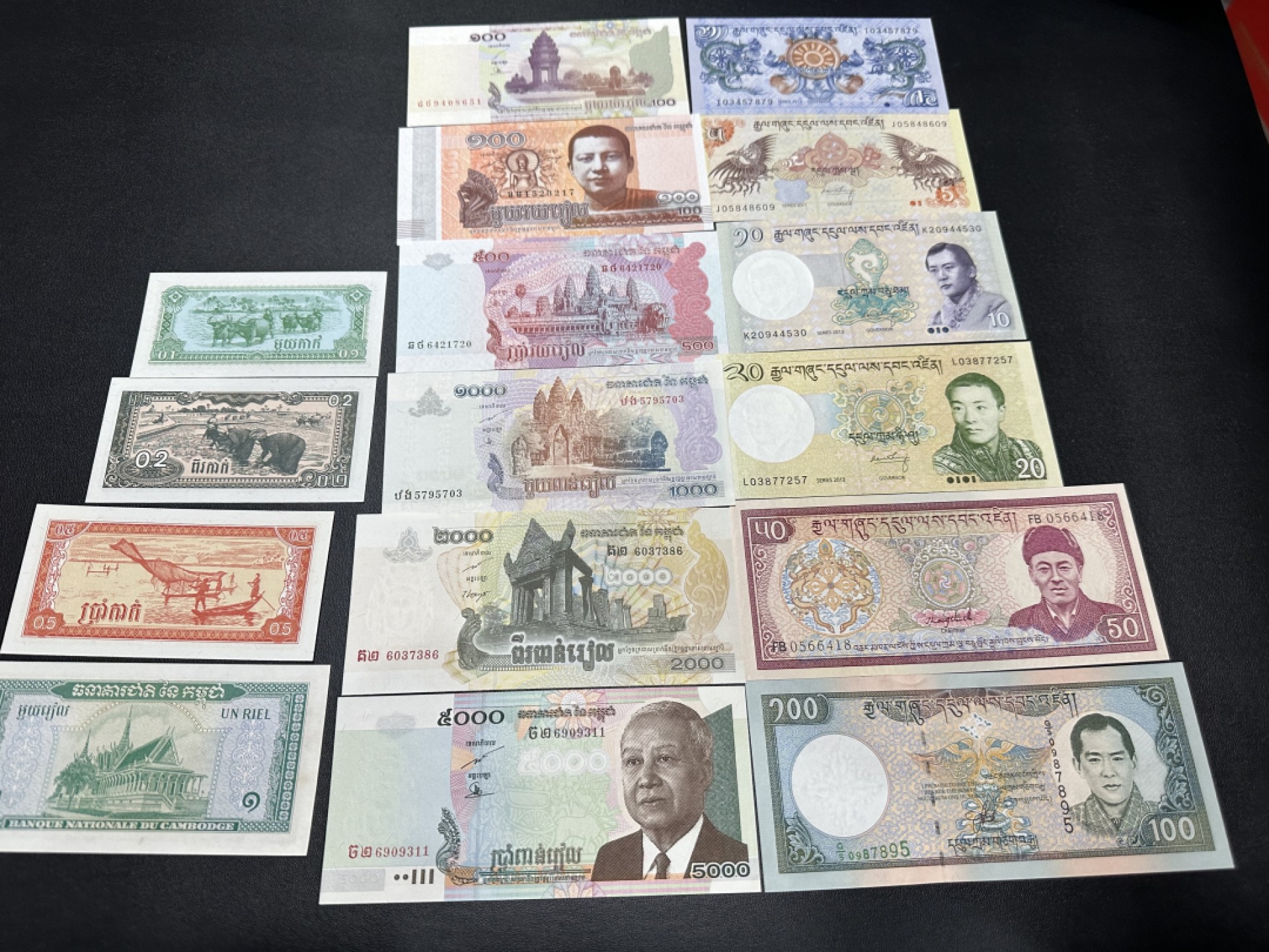 《外钞收藏家》第二百四十期（连拍第三场） 亚洲几个国家16张一起 有四张有瑕疵 其他全新