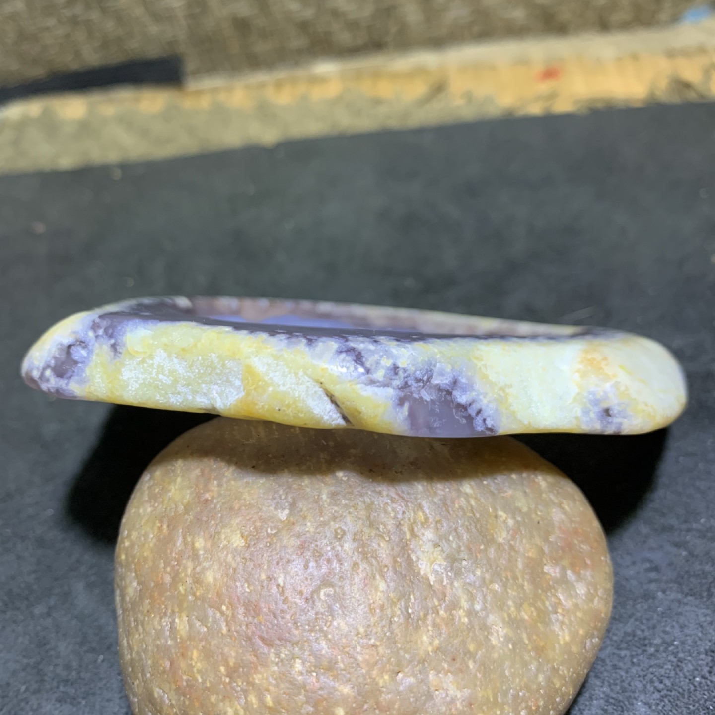 重器天然冰纹原皮玛瑙巧雕禅悟大 牌子一块