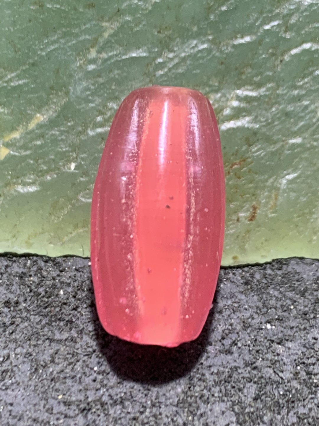 建国前后库存冰透冰粉色料琉璃瓜珠一颗，