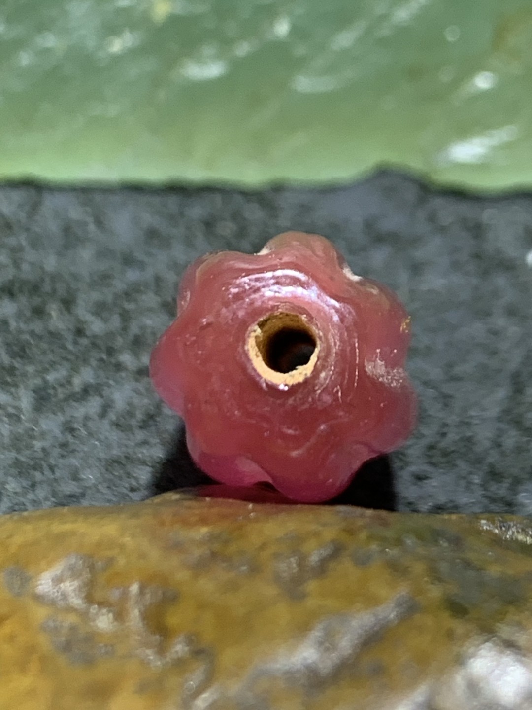建国前后库存冰透冰粉色料琉璃瓜珠一颗，