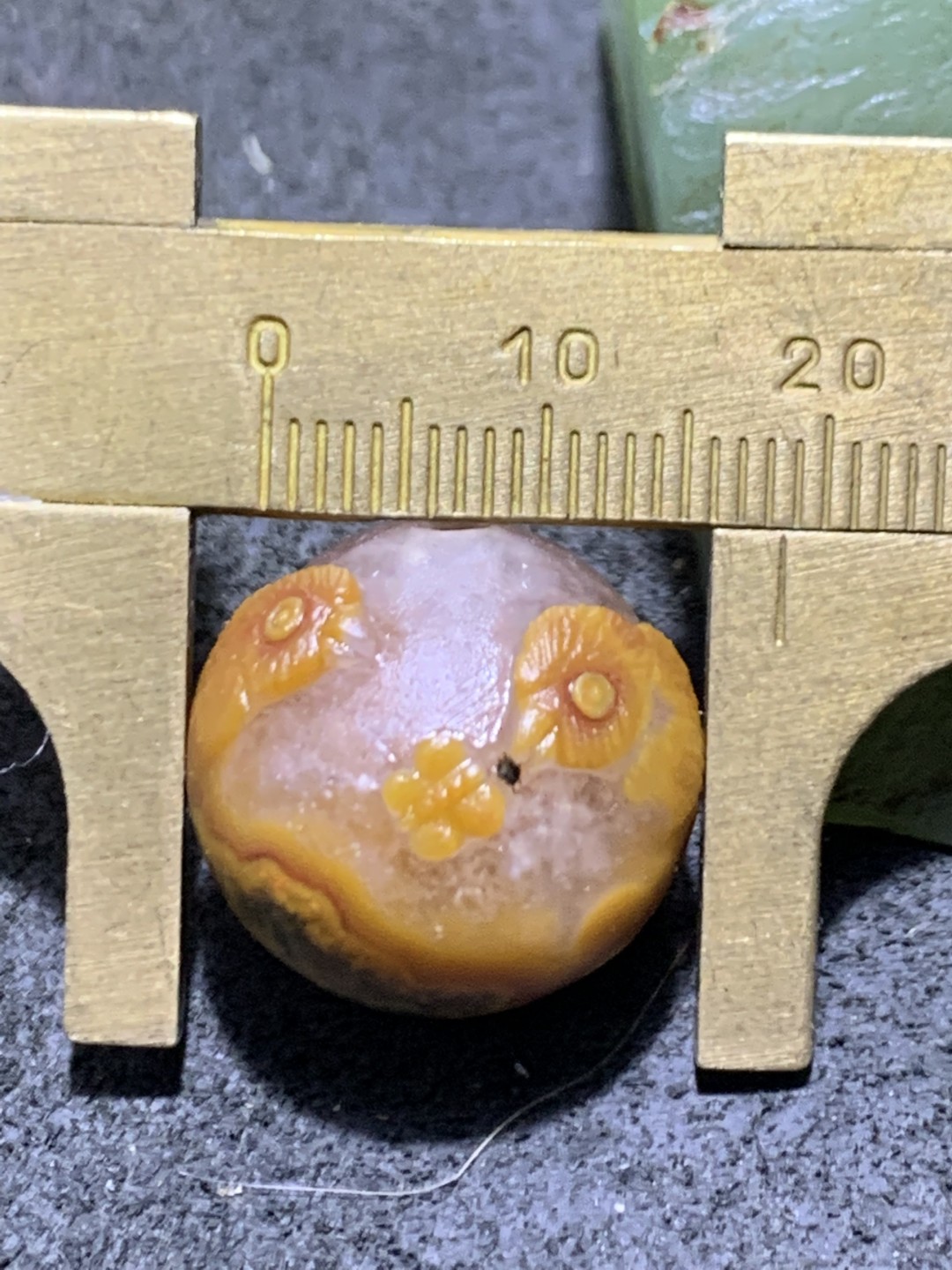 精美亚光冰飘草花纹战国红玛瑙手工俏色巧雕小鸡蝴蝶珠一个，