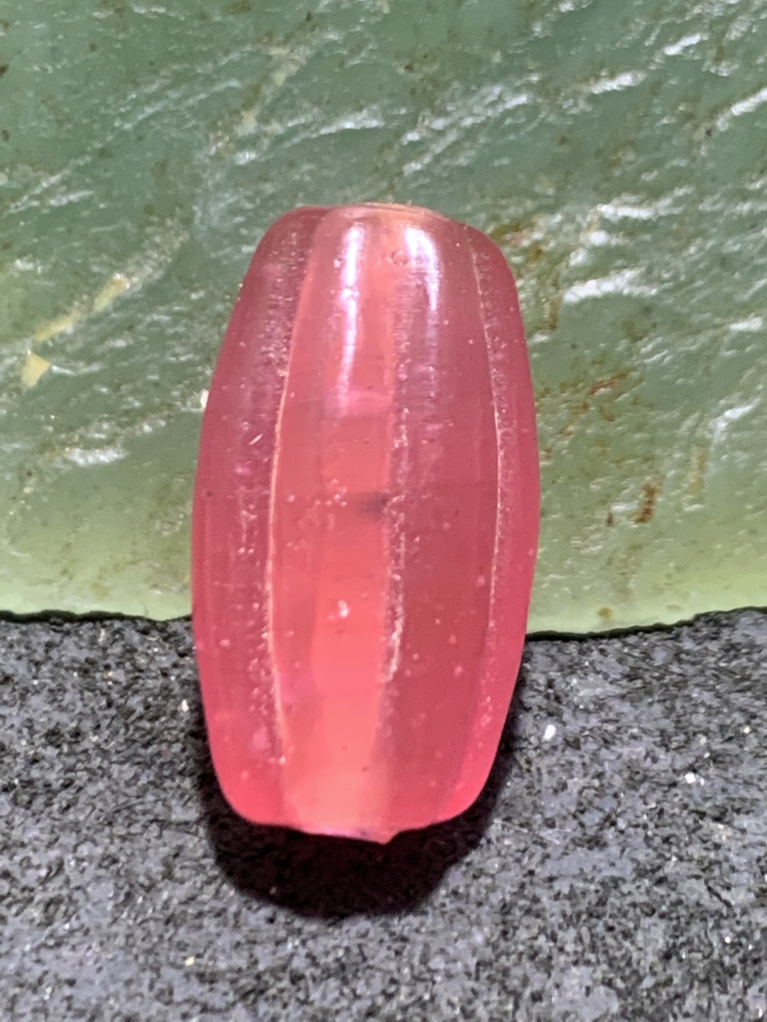 建国前后库存冰透冰粉色料琉璃瓜珠一颗，