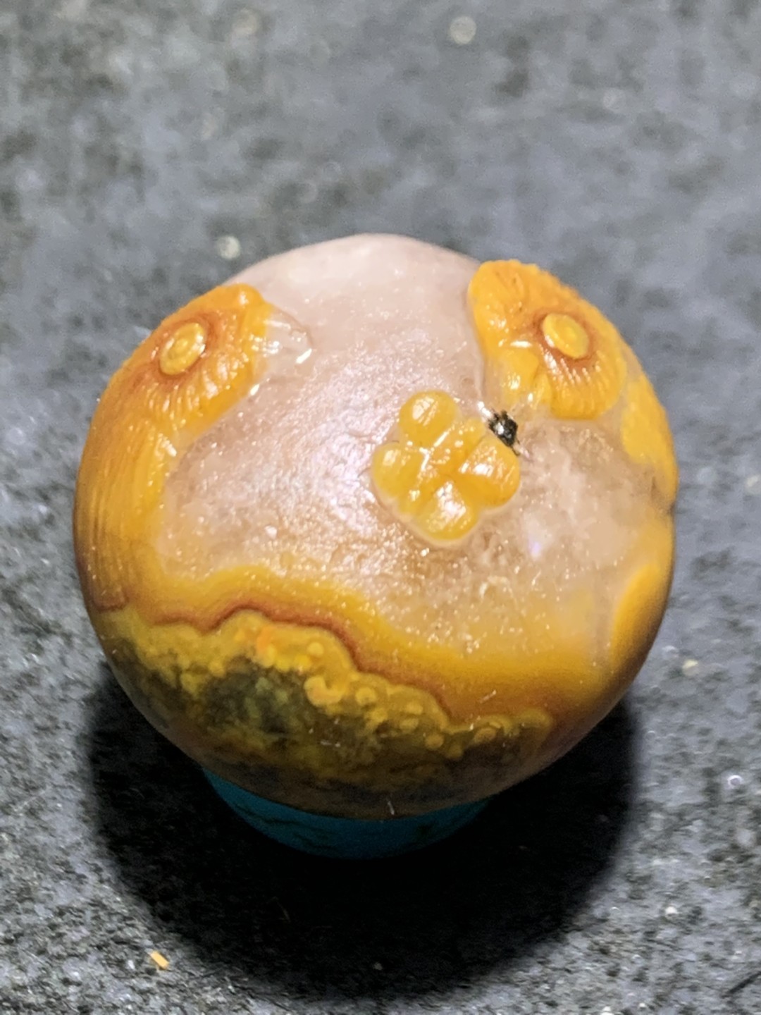 精美亚光冰飘草花纹战国红玛瑙手工俏色巧雕小鸡蝴蝶珠一个，