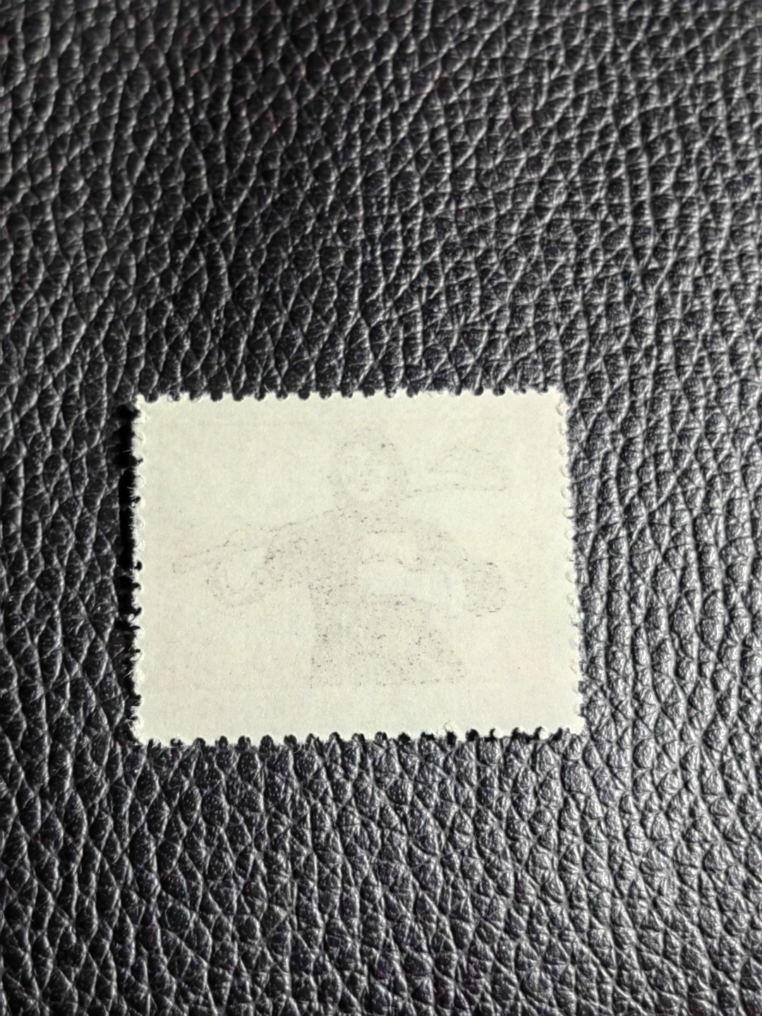 洪涛臻品批发群  精选邮票限时拍卖第一百七十三期 【细齿涨价了，市场无货，注意抄底】★组外品★普无号 11.5°细齿 农民裸票一枚，普通票下边16个齿，细齿组外品19个齿，存世量少，全品可评级，喜欢不要错过