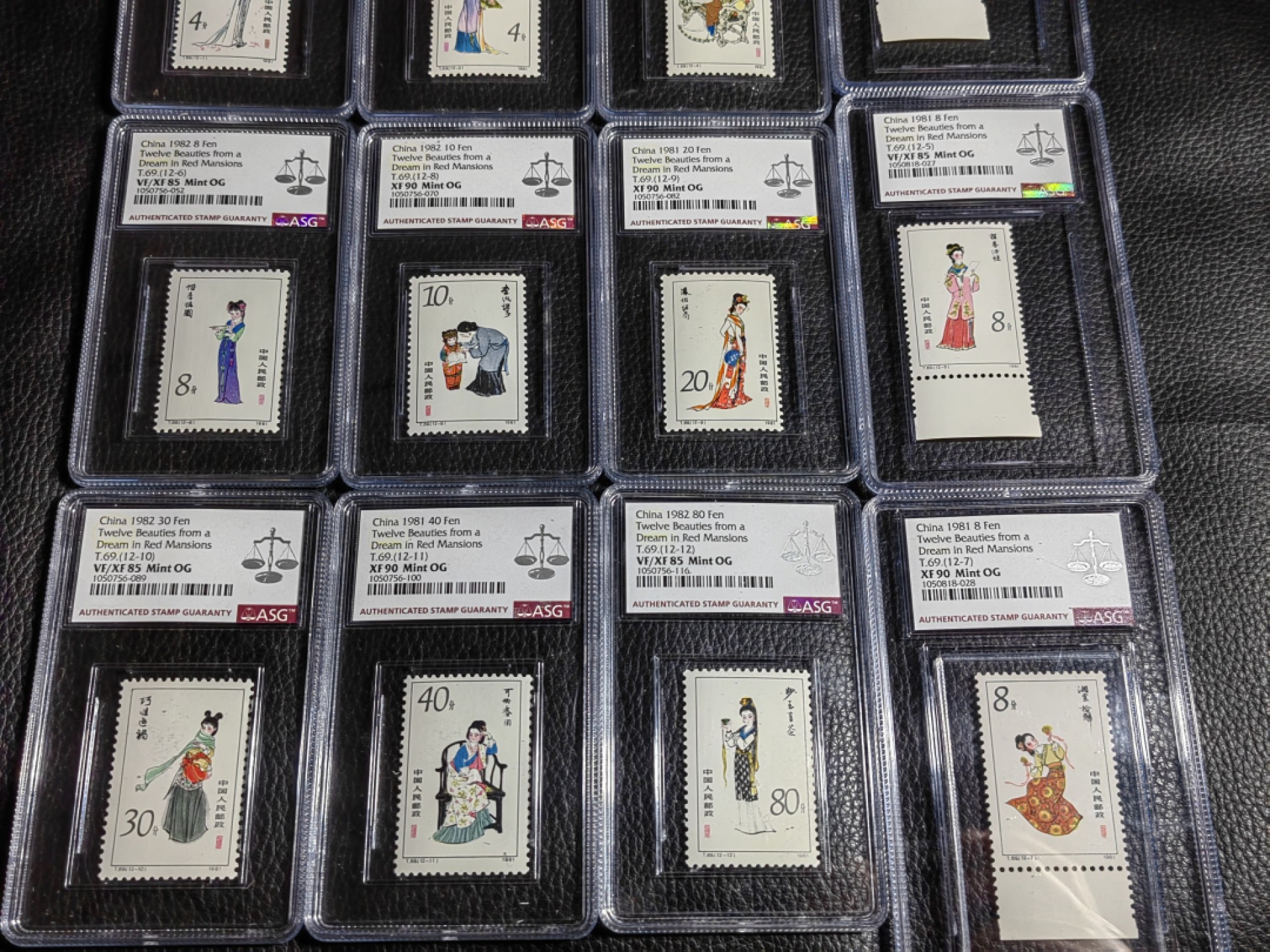 洪涛臻品批发群  精选邮票限时拍卖第一百七十三期 T69红楼梦新全   永恒的经典   ASG评级 5张90分，7张85分【总筋 90高分】版撕绝中绝送评级，最严格时期一次性出分，票都是嘎嘎绝，一手货源，壳子完好无划痕，这种一手货非常难得，藏家首选。混分超高性价比，错过就没有了。十二枚，单纯评级费就接近1000元