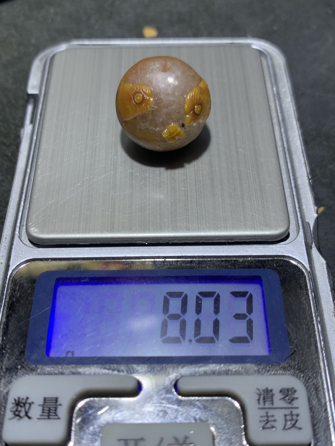 精美亚光冰飘草花纹战国红玛瑙手工俏色巧雕小鸡蝴蝶珠一个，