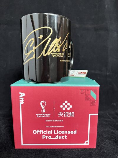 零元拍：克里斯蒂亚诺-罗纳尔多亲签2022卡塔尔世界杯持权转播商中央广播电视总台CMG旗下融媒体央视频×国际足联FIFA官方授权2022卡塔尔世界杯马克杯。 - 零元拍：克里斯蒂亚诺-罗纳尔多亲签2022卡塔尔世界杯持权转播商中央广播电视总台CMG旗下融媒体央视频×国际足联FIFA官方授权2022卡塔尔世界杯马克杯。