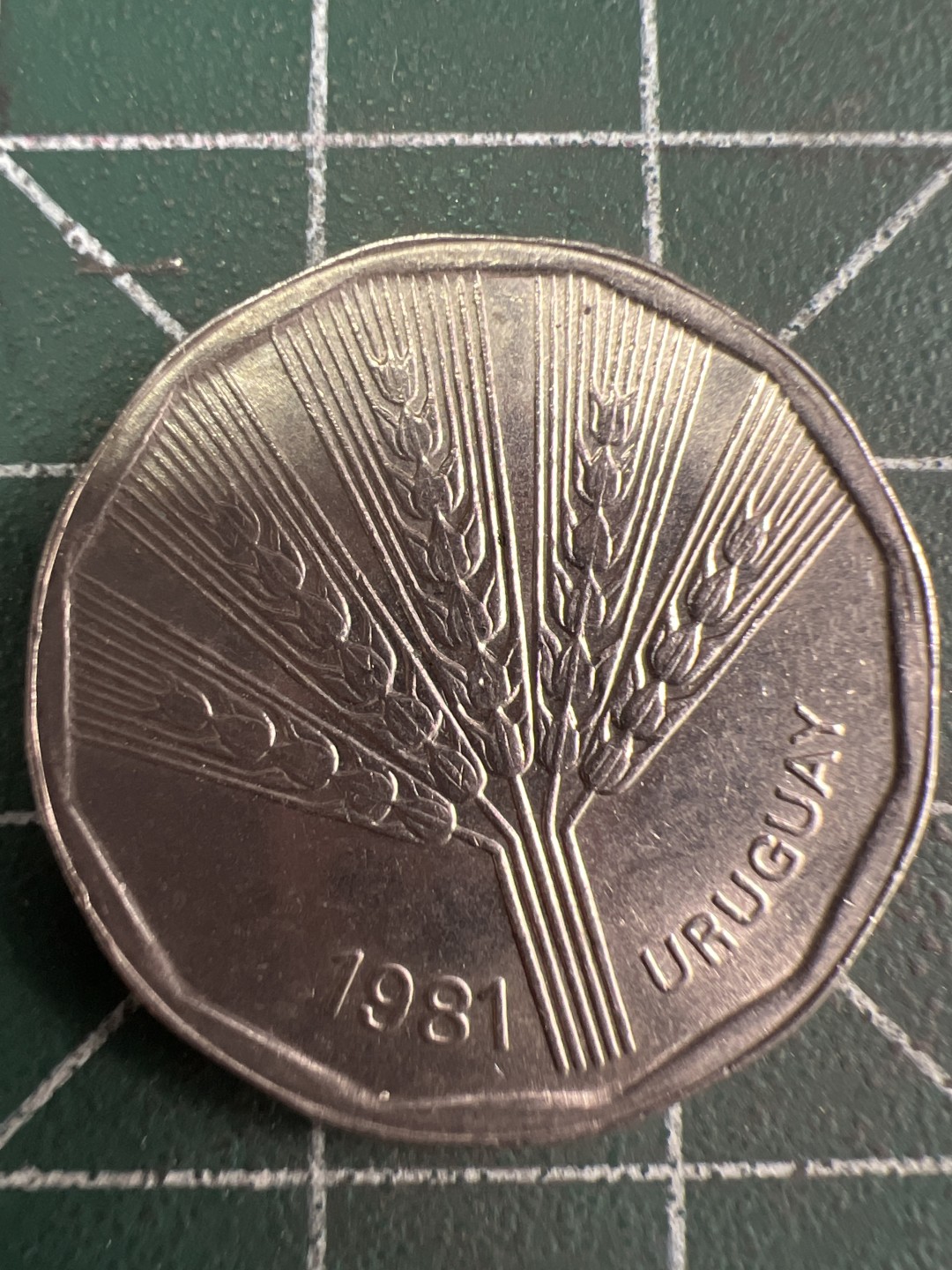 泡泡堂微拍第六十幕硬币捡漏可累计专场👿👿，零佣金，零押金，累计满二十元包邮，接受代拍业务 乌拉圭2比索