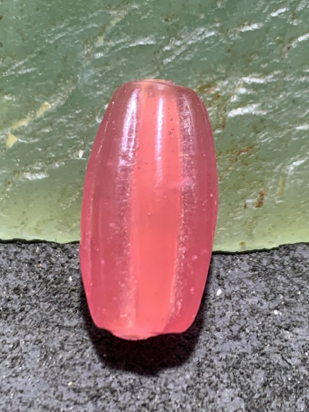建国前后库存冰透冰粉色料琉璃瓜珠一颗，