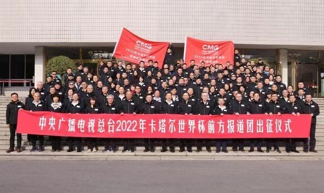零元拍：克里斯蒂亚诺-罗纳尔多亲签2022卡塔尔世界杯持权转播商中央广播电视总台CMG旗下融媒体央视频×国际足联FIFA官方授权2022卡塔尔世界杯马克杯。