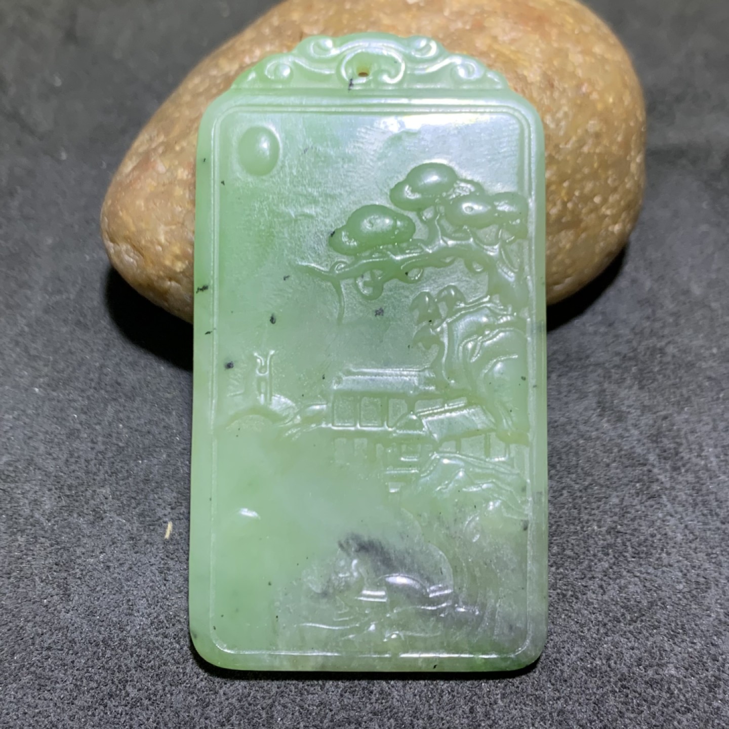 天然和田玉碧玉雕刻风景人物牌子一个，